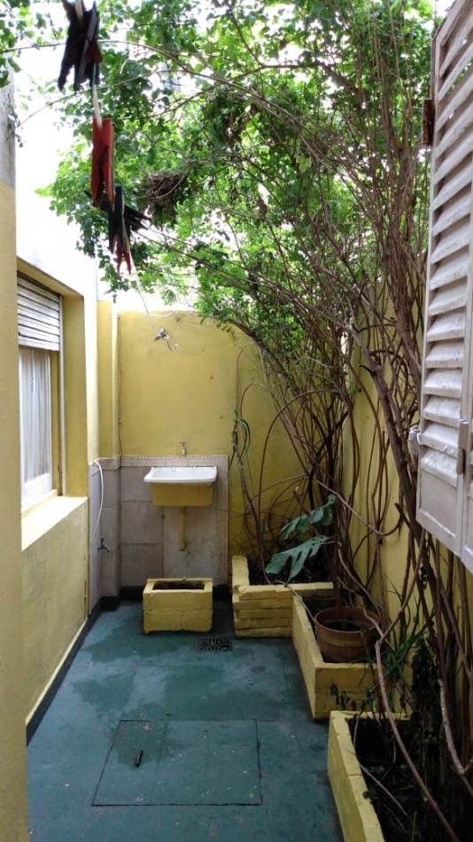 Departamento de 3 Ambientes a La Calle con Patio en Miramar
