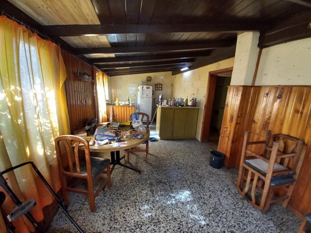 CHALET 3 AMBIENTES CON JARDIN Y GARAGE A RECICLAR
