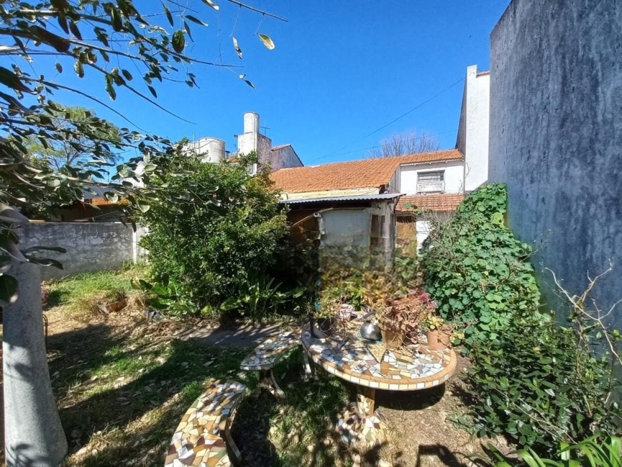 CHALET 3 AMBIENTES CON JARDIN Y GARAGE A RECICLAR