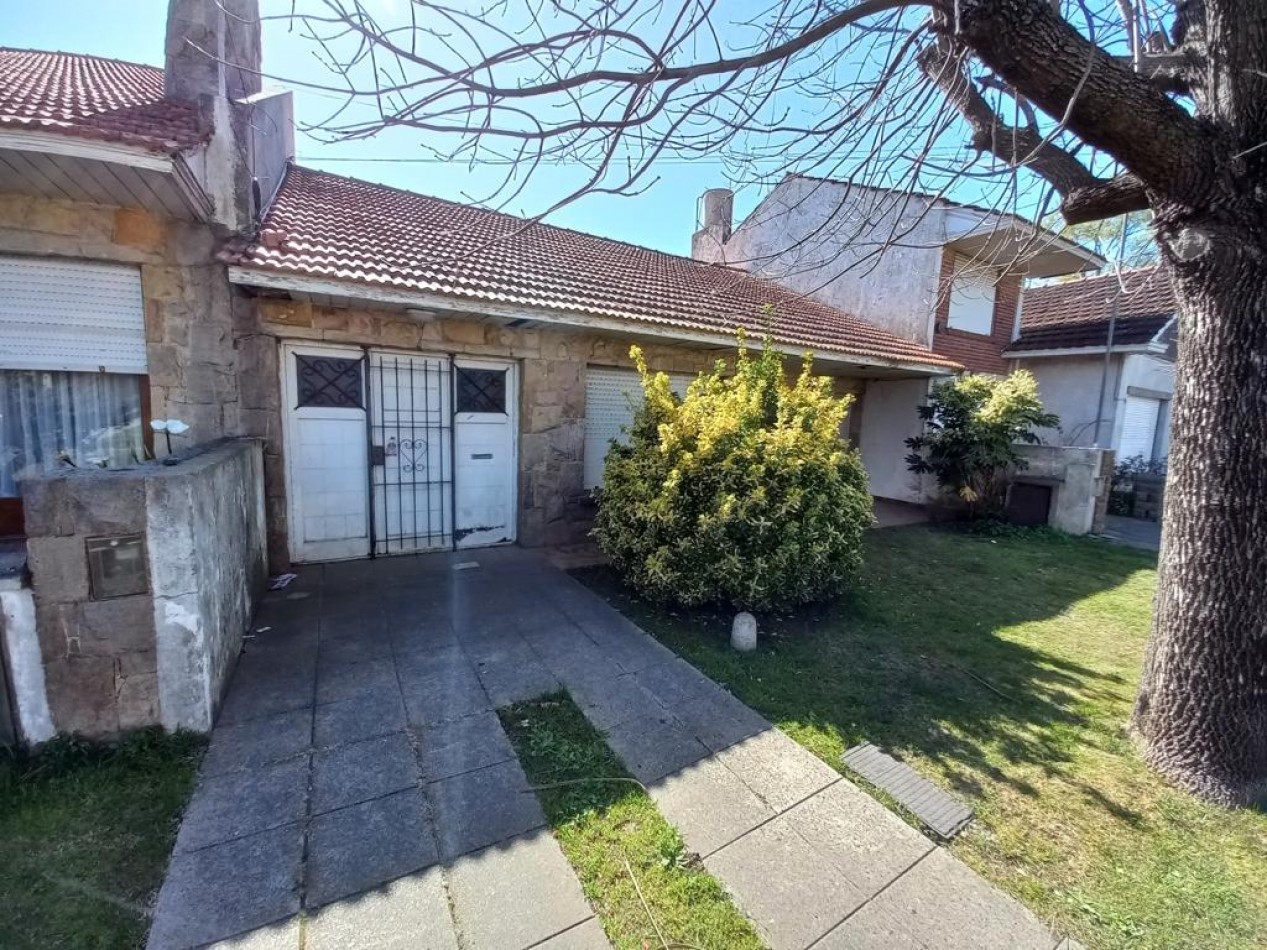 CHALET 3 AMBIENTES CON JARDIN Y GARAGE A RECICLAR