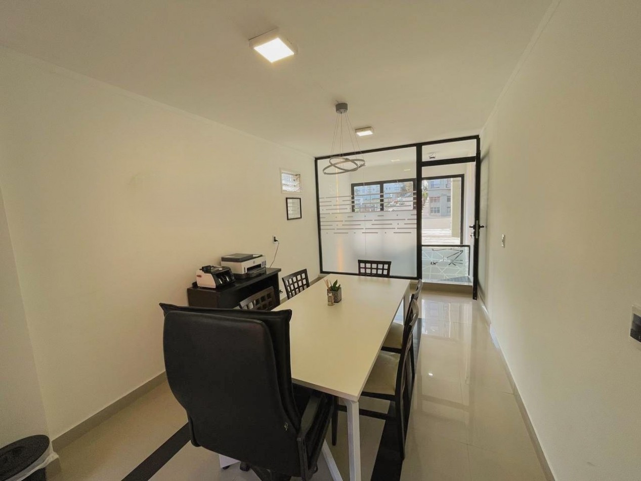 IMPECABLE OFICINA CON COCINA, PATIO Y DEPOSITO EN LA PERLA
