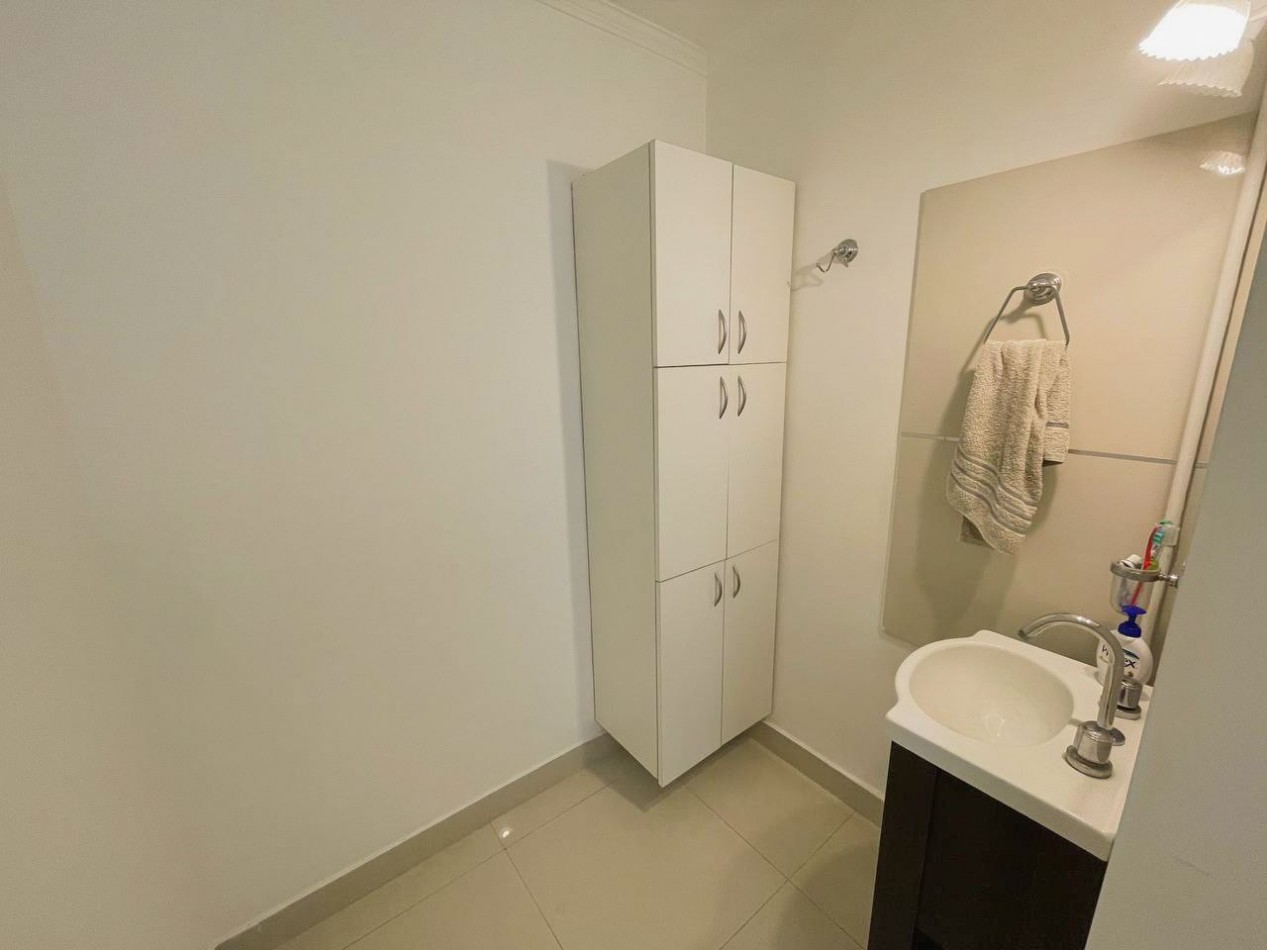 IMPECABLE OFICINA CON COCINA, PATIO Y DEPOSITO EN LA PERLA