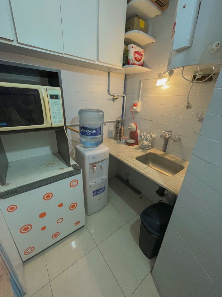 IMPECABLE OFICINA CON COCINA, PATIO Y DEPOSITO EN LA PERLA