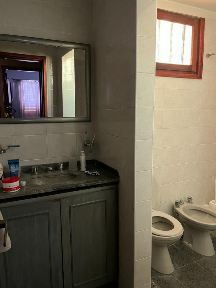 CHALET DE 4 AMBIENTES CON PATIO, PARRILLA Y GARAJE, MAS DEPARTAMENTO DE 1 AMBIENTE SOBRE LOTE DE 232M2