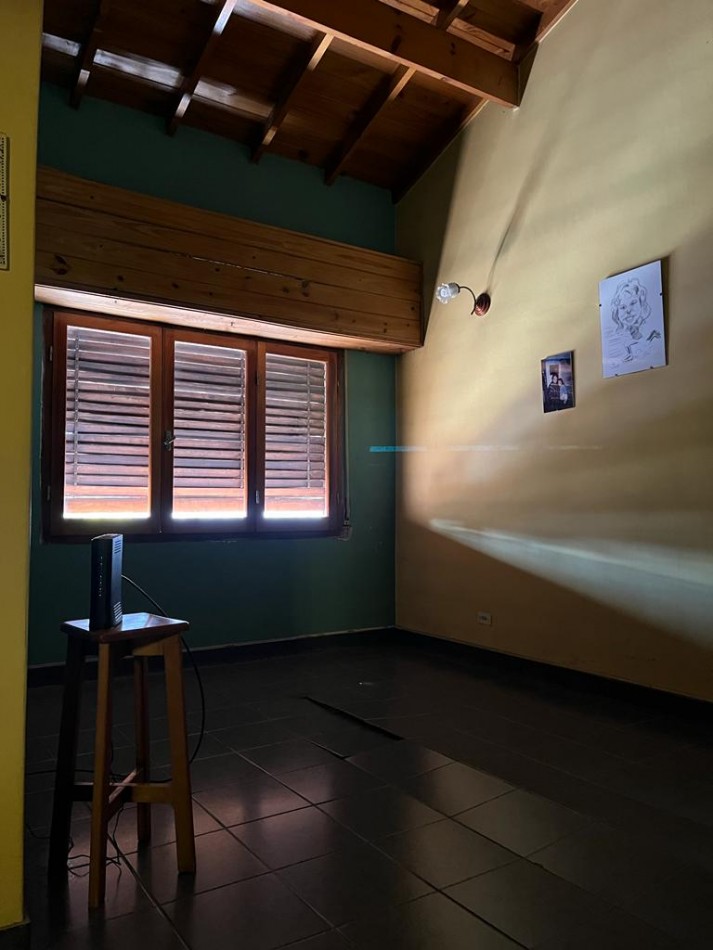 CHALET DE 4 AMBIENTES CON PATIO, PARRILLA Y GARAJE, MAS DEPARTAMENTO DE 1 AMBIENTE SOBRE LOTE DE 232M2