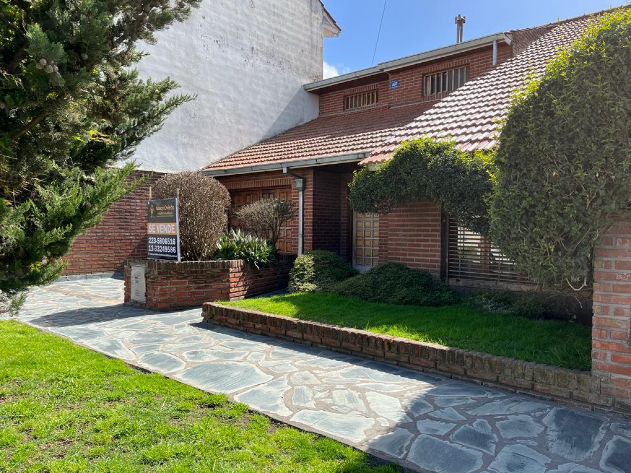 CHALET DE 4 AMBIENTES CON PATIO, PARRILLA Y GARAJE, MAS DEPARTAMENTO DE 1 AMBIENTE SOBRE LOTE DE 232M2