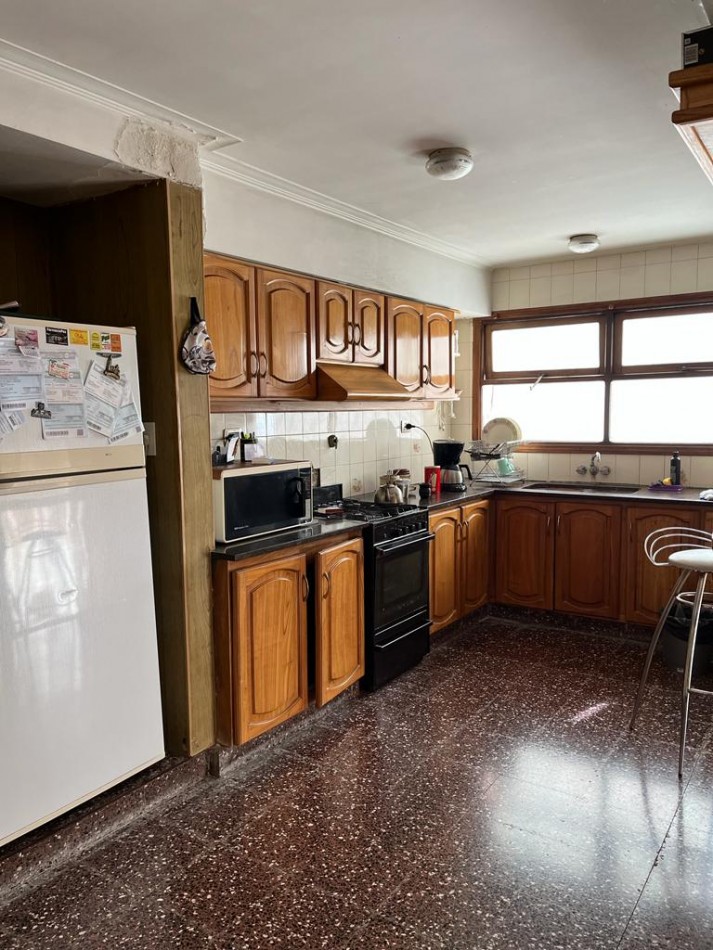 CHALET DE 4 AMBIENTES CON PATIO, PARRILLA Y GARAJE, MAS DEPARTAMENTO DE 1 AMBIENTE SOBRE LOTE DE 232M2