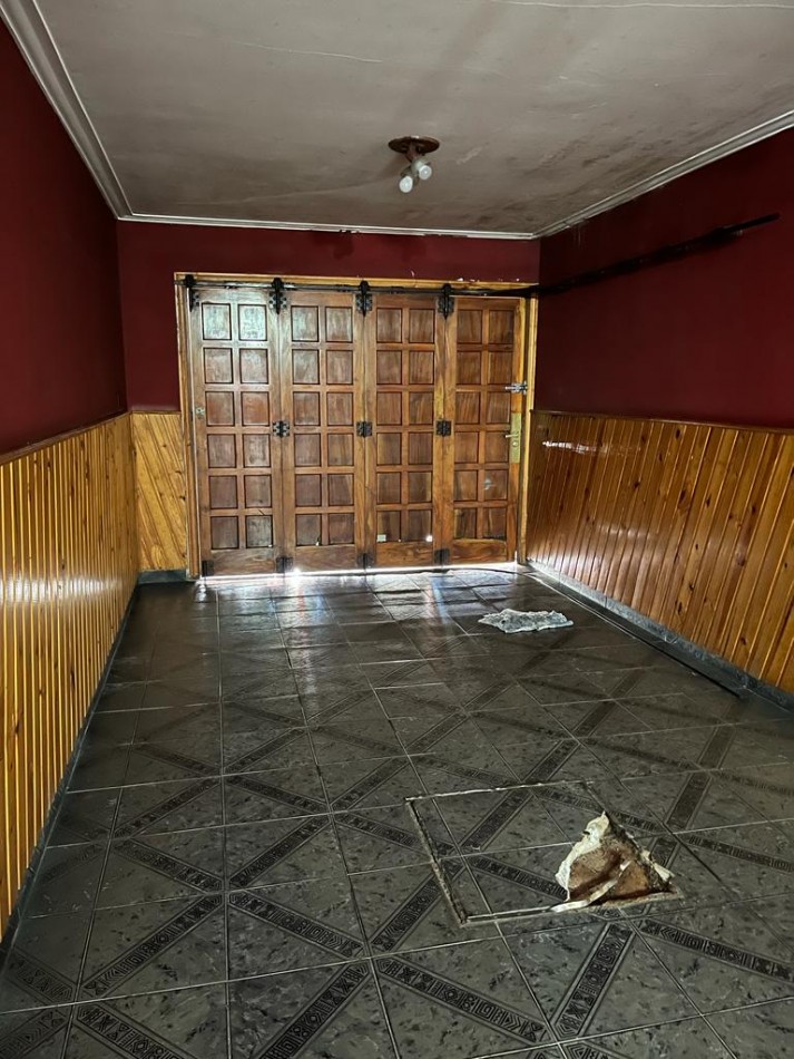 CHALET DE 4 AMBIENTES CON PATIO, PARRILLA Y GARAJE, MAS DEPARTAMENTO DE 1 AMBIENTE SOBRE LOTE DE 232M2