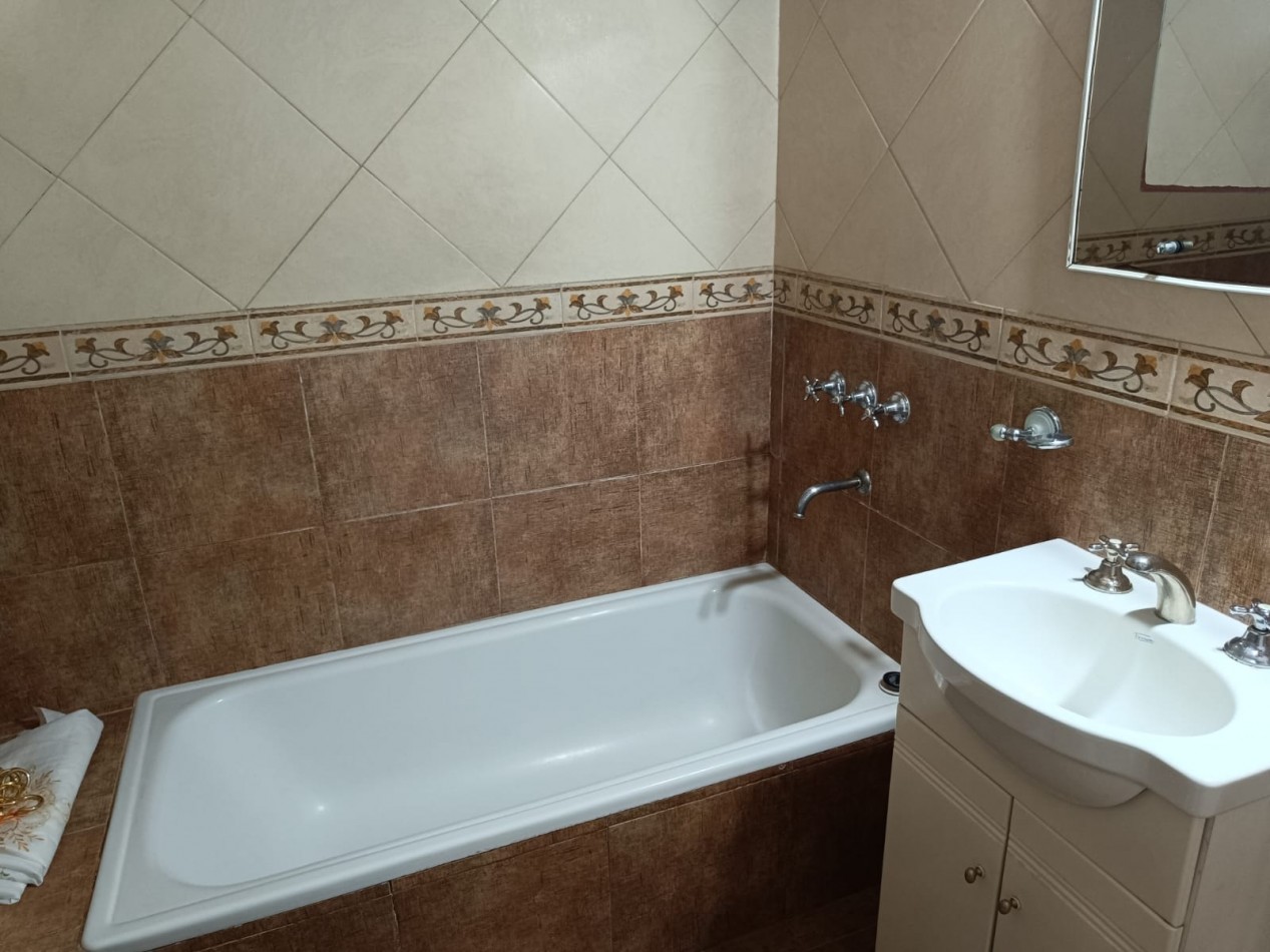CHALET 3 AMBIENTES CON PARQUE, GARAGE Y QUINCHO