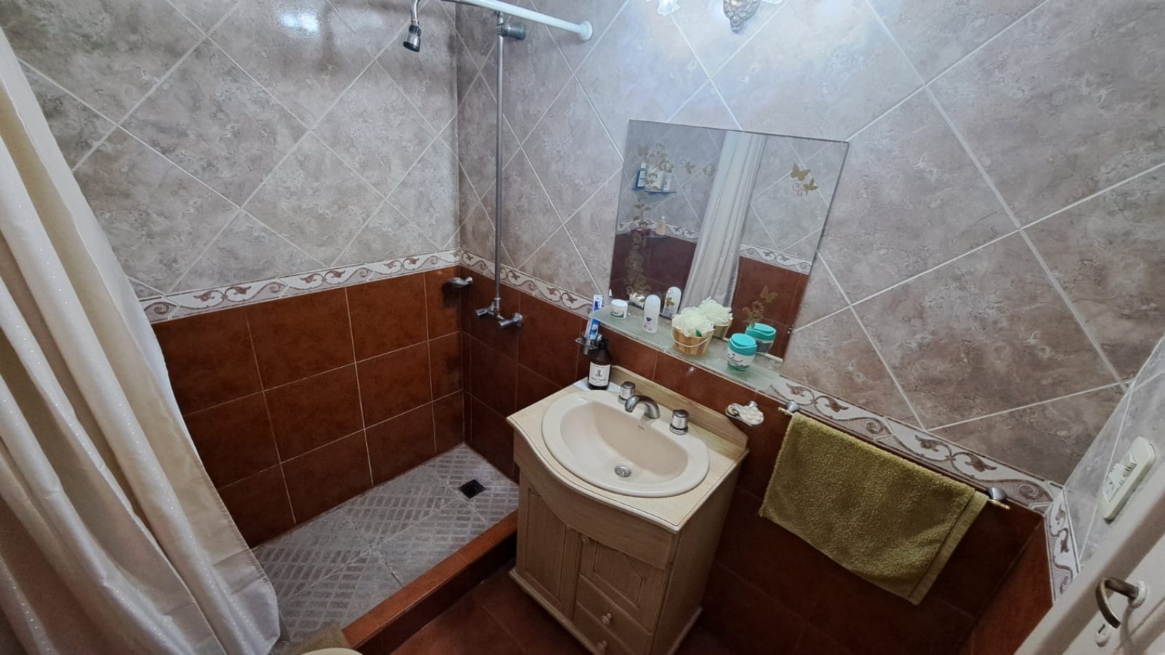 PH 3 AMBIENTES CON PATIO, EN PLANTA BAJA AL FRENTE, EN EL BARRIO SAN JOSE VENDE Y PERMUTA