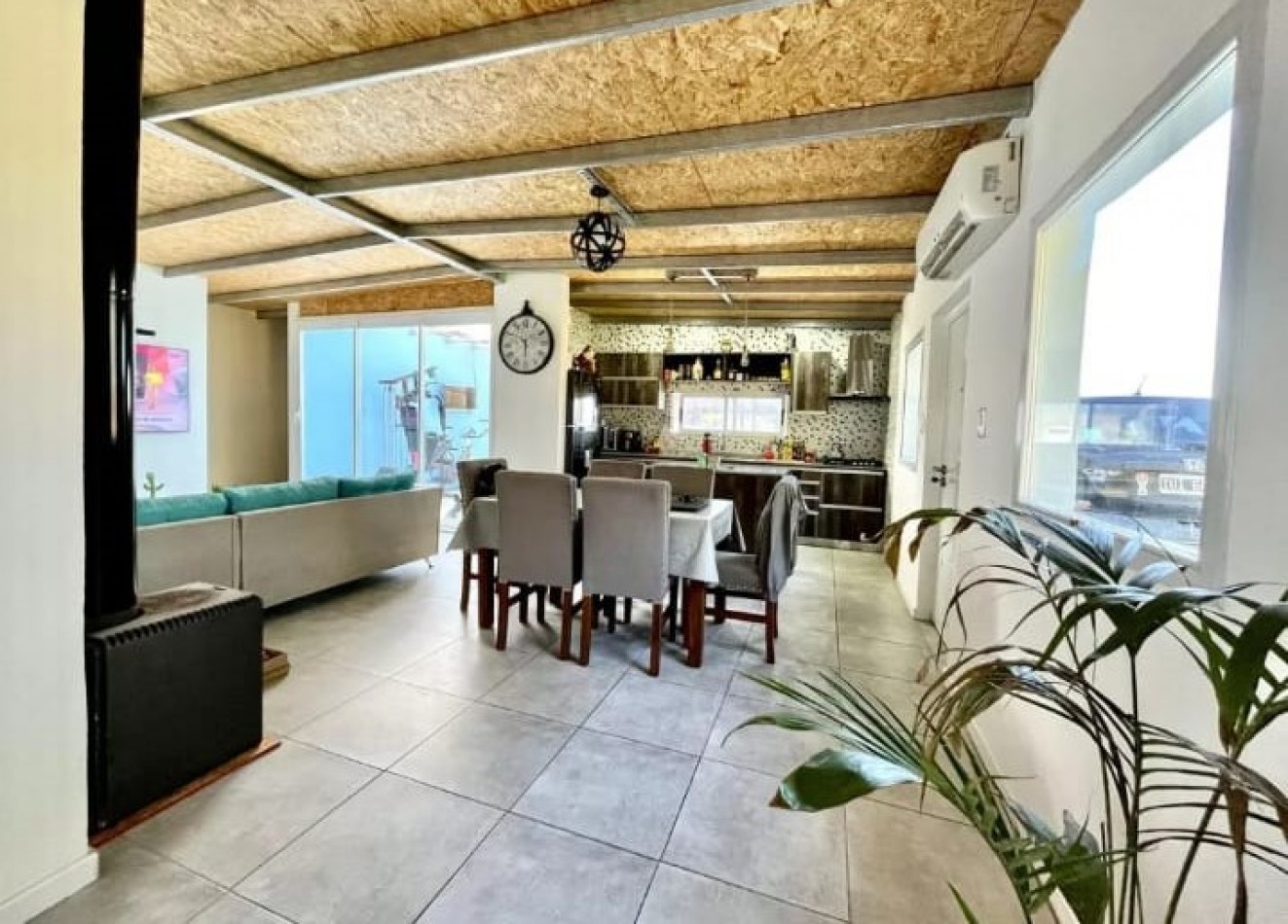 CASA 4 AMBIENTES EN COUNTRY COSTA DEL SOL, CERCA DE LA PLAYA EN MAR CHIQUITA. APTO CREDITO, PERMUTA Y FINANCIA