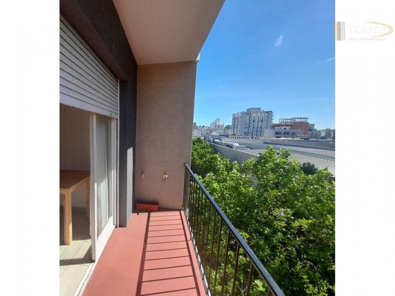 DEPARTAMENTO 2 AMBIENTES CON BALCON A LA CALLE Y VISTA AL SHOPPING ALDREY