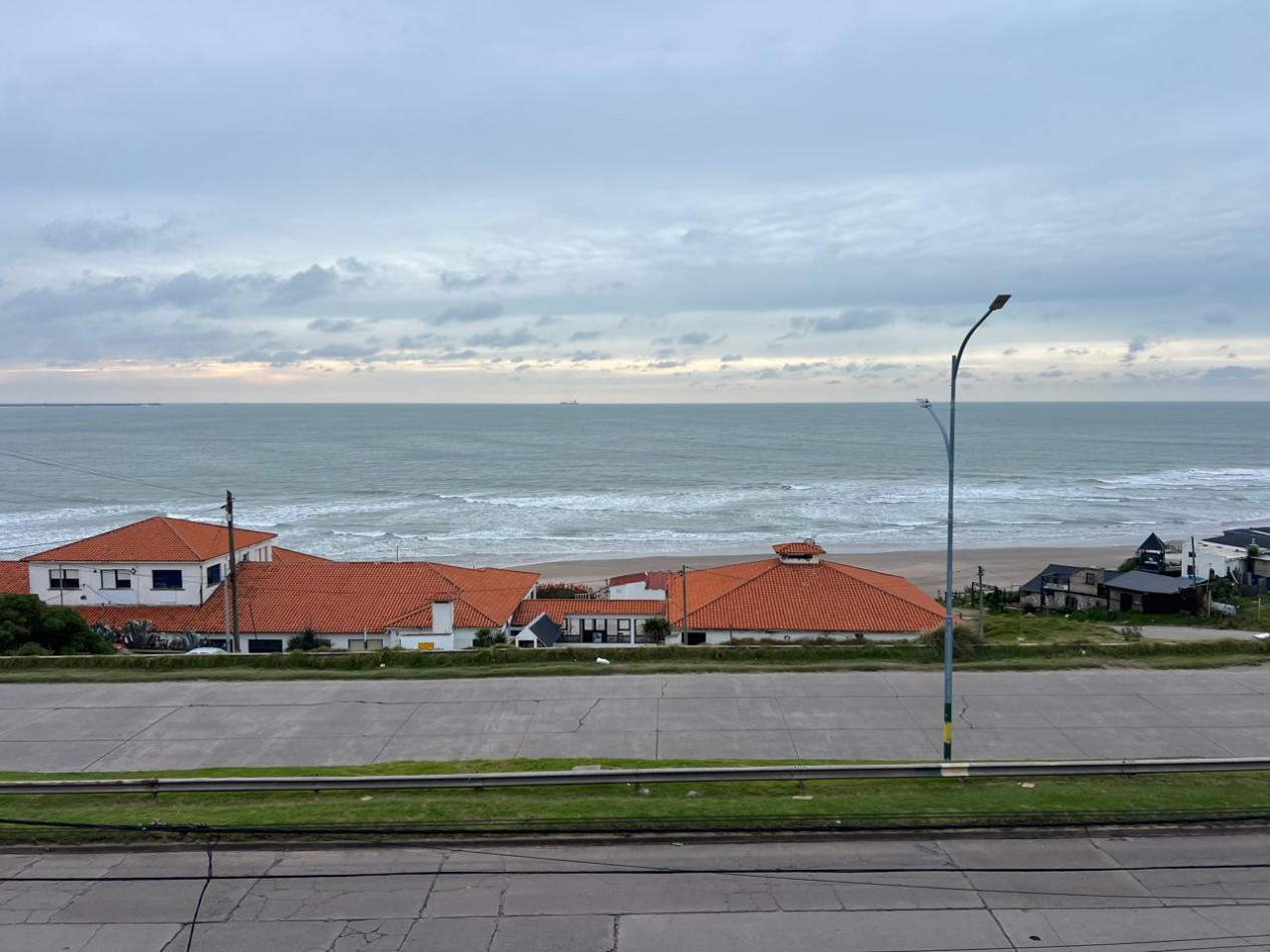 DEPARTAMENTO CON VISTA PLENA AL MAR EN SEGUNDO PISO POR ESCALERA EN PLAYA WAIKIKI, PUNTA MOGOTES