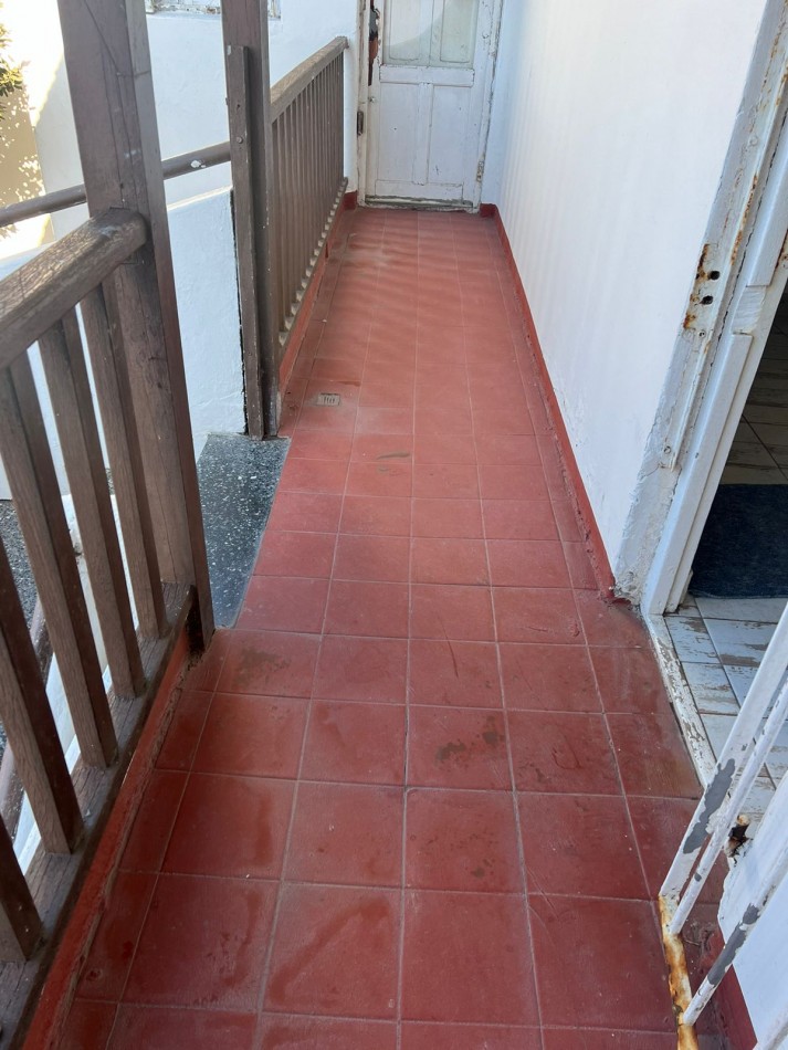 ALQUILER POR DIA 2 AMB AL CONTRAF. EN 1ER. PISO POR ESCALERA EN EDIFICIO FRENTE AL MAR EN PUNTA MOGOTES
