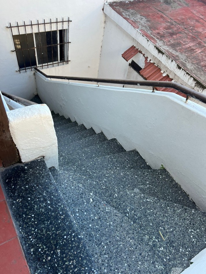 ALQUILER POR DIA 2 AMB AL CONTRAF. EN 1ER. PISO POR ESCALERA EN EDIFICIO FRENTE AL MAR EN PUNTA MOGOTES