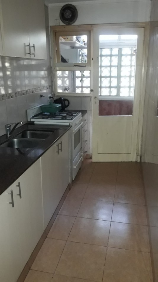 DEPARTAMENTO 3 AMBIENTES AL CONTRAFRENTE CON BALCON, EN 1ER. PISO POR ESCALERA