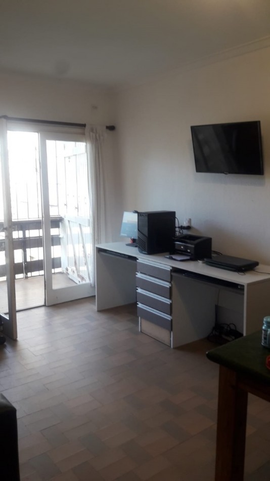 DEPARTAMENTO 3 AMBIENTES AL CONTRAFRENTE CON BALCON, EN 1ER. PISO POR ESCALERA