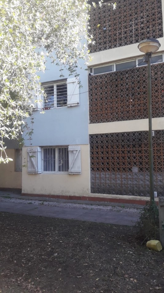 DEPARTAMENTO 3 AMBIENTES AL CONTRAFRENTE CON BALCON, EN 1ER. PISO POR ESCALERA