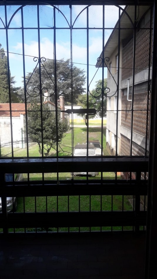 DEPARTAMENTO 3 AMBIENTES AL CONTRAFRENTE CON BALCON, EN 1ER. PISO POR ESCALERA
