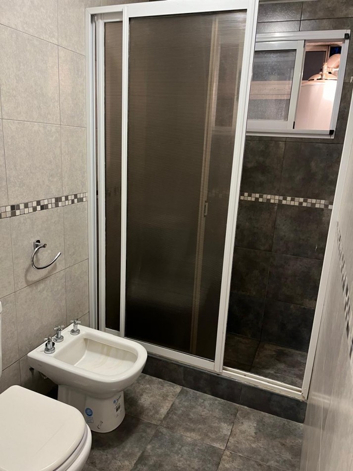 DEPARTAMENTO 3 AMBIENTES AL CONTRAFRENTE CON BALCON, EN 1ER. PISO POR ESCALERA