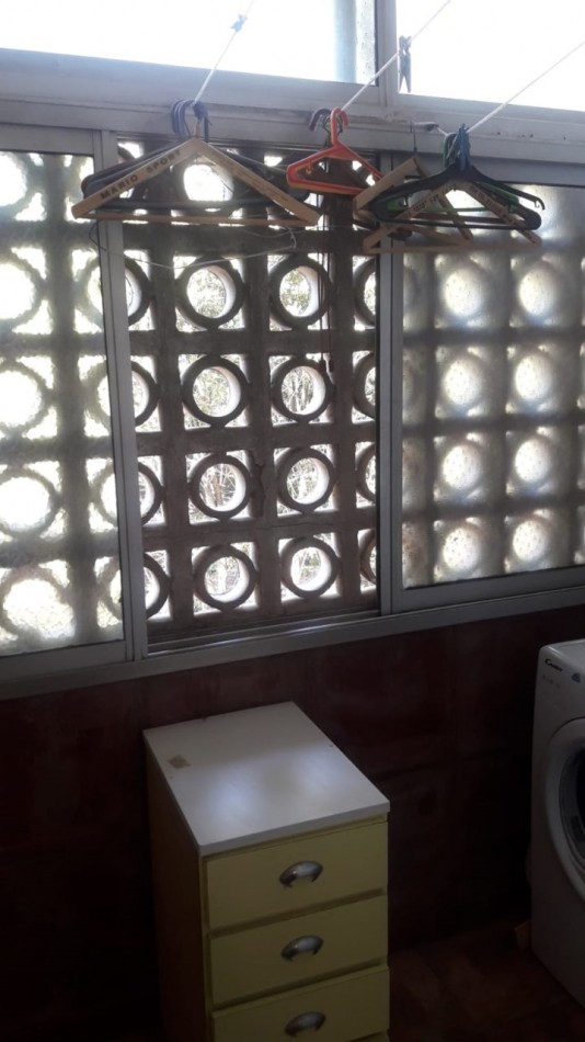 DEPARTAMENTO 3 AMBIENTES AL CONTRAFRENTE CON BALCON, EN 1ER. PISO POR ESCALERA