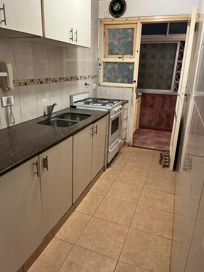 DEPARTAMENTO 3 AMBIENTES AL CONTRAFRENTE CON BALCON, EN 1ER. PISO POR ESCALERA