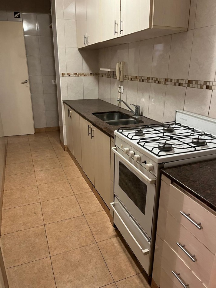 DEPARTAMENTO 3 AMBIENTES AL CONTRAFRENTE CON BALCON, EN 1ER. PISO POR ESCALERA