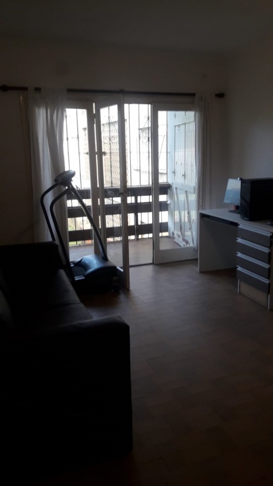 DEPARTAMENTO 3 AMBIENTES AL CONTRAFRENTE CON BALCON, EN 1ER. PISO POR ESCALERA