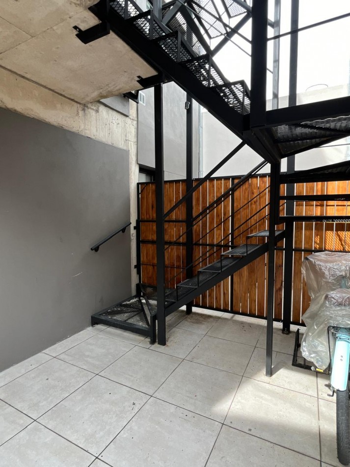 PH 2 AMB EN DUPLEX A LA CALLE CON COCHERA Y QUINCHO EN 1ER. PISO POR ESCALERA, EN BARRIO SAN JUAN