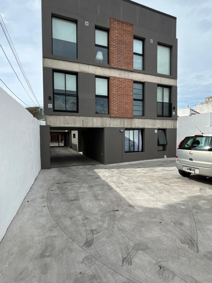 PH 2 AMB EN DUPLEX A LA CALLE CON COCHERA Y QUINCHO EN 1ER. PISO POR ESCALERA, EN BARRIO SAN JUAN