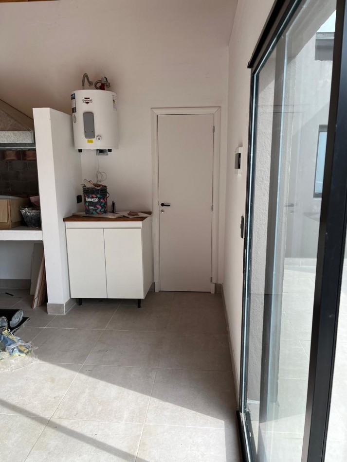 PH 2 AMB EN DUPLEX A LA CALLE CON COCHERA Y QUINCHO EN 1ER. PISO POR ESCALERA, EN BARRIO SAN JUAN