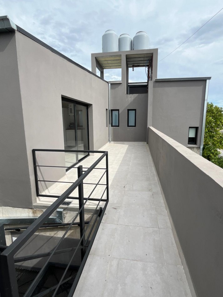 PH 2 AMB EN DUPLEX A LA CALLE CON COCHERA Y QUINCHO EN 1ER. PISO POR ESCALERA, EN BARRIO SAN JUAN
