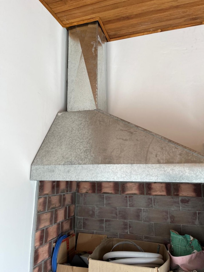 PH 2 AMB EN DUPLEX A LA CALLE CON COCHERA Y QUINCHO EN 1ER. PISO POR ESCALERA, EN BARRIO SAN JUAN