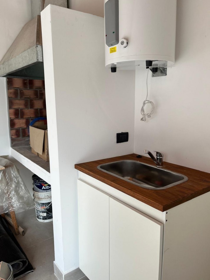 PH 2 AMB EN DUPLEX A LA CALLE CON COCHERA Y QUINCHO EN 1ER. PISO POR ESCALERA, EN BARRIO SAN JUAN