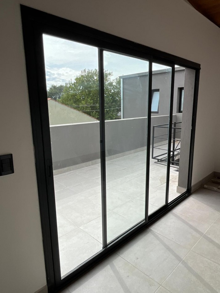 PH 2 AMB EN DUPLEX A LA CALLE CON COCHERA Y QUINCHO EN 1ER. PISO POR ESCALERA, EN BARRIO SAN JUAN
