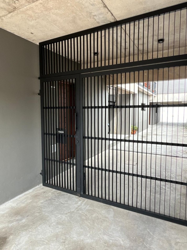 PH 2 AMB EN DUPLEX A LA CALLE CON COCHERA Y QUINCHO EN 1ER. PISO POR ESCALERA, EN BARRIO SAN JUAN