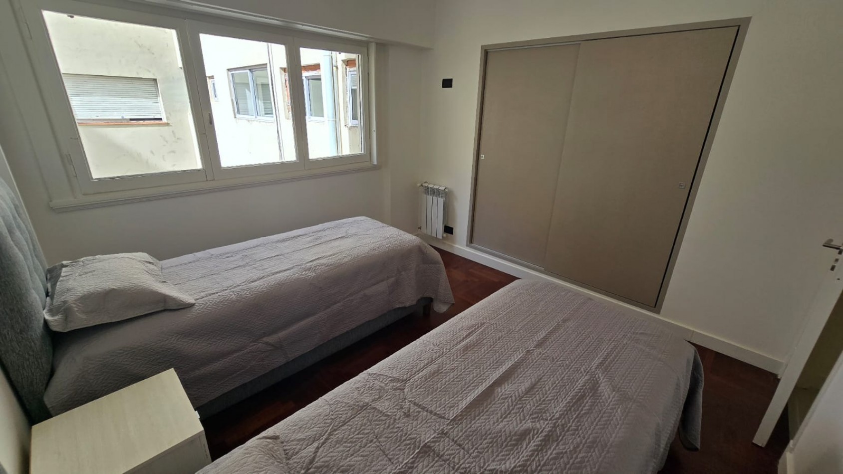 DEPARTAMENTO 3 AMBIENTES CON BALCON SALIENTE Y VISTA PLENA A LA PLAZA SAN MARTIN