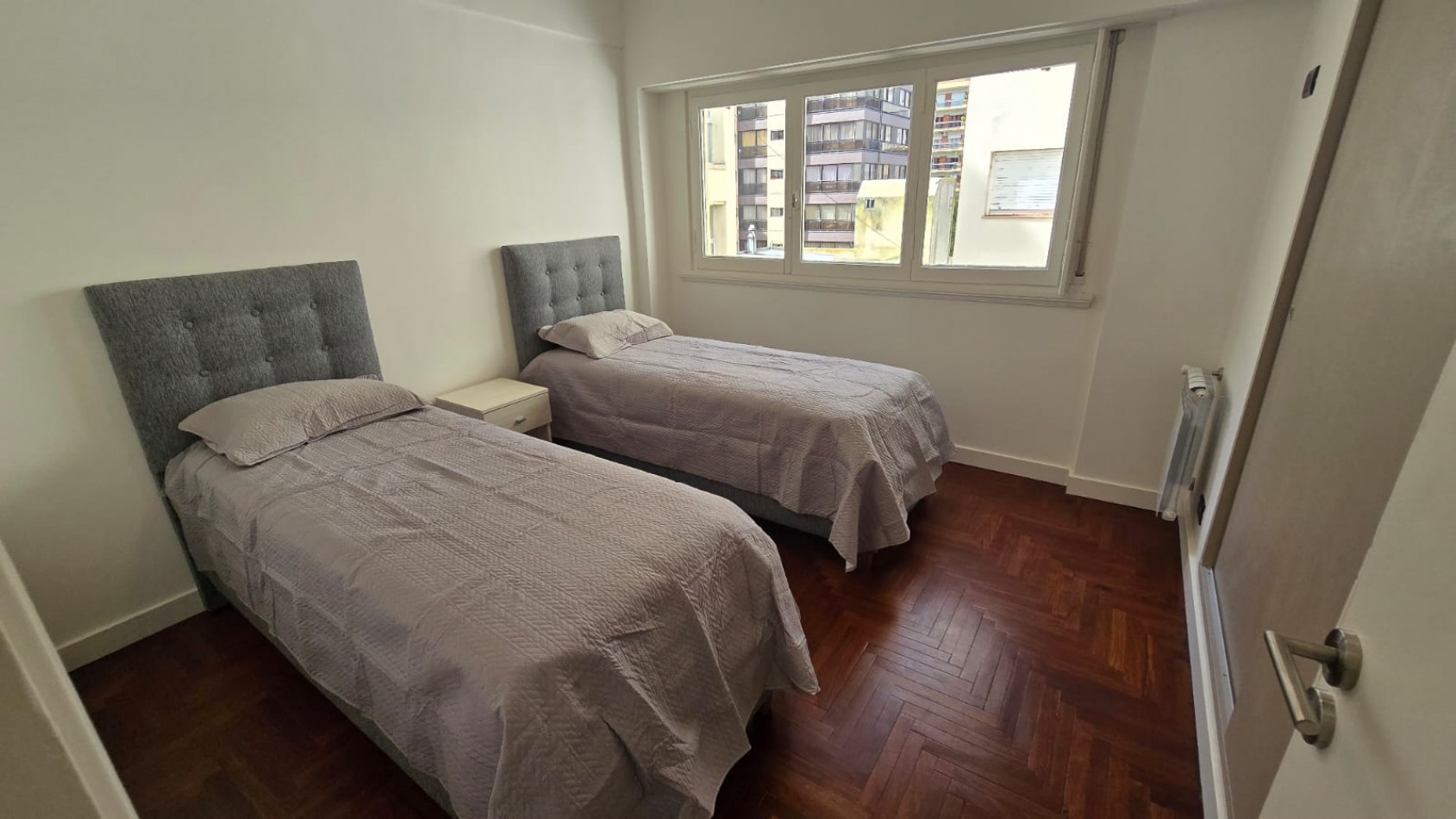 DEPARTAMENTO 3 AMBIENTES CON BALCON SALIENTE Y VISTA PLENA A LA PLAZA SAN MARTIN