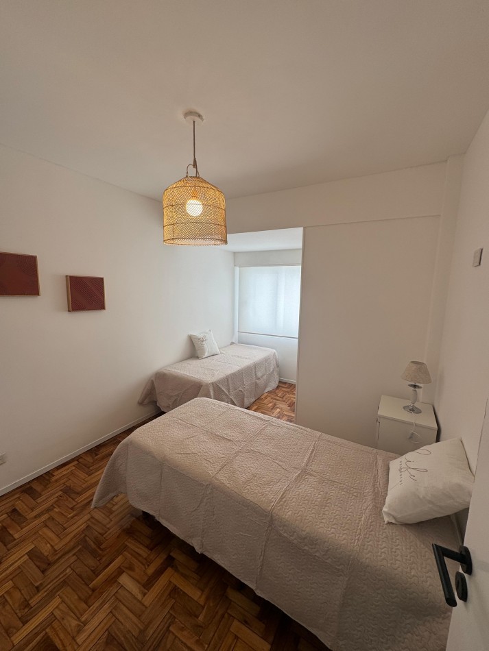 DEPARTAMENTO 4 AMBIENTES A LA CALLE CON BALCON TERRAZA CUBIERTO, LAVADERO Y VISTA PARCIAL LATERAL AL MAR