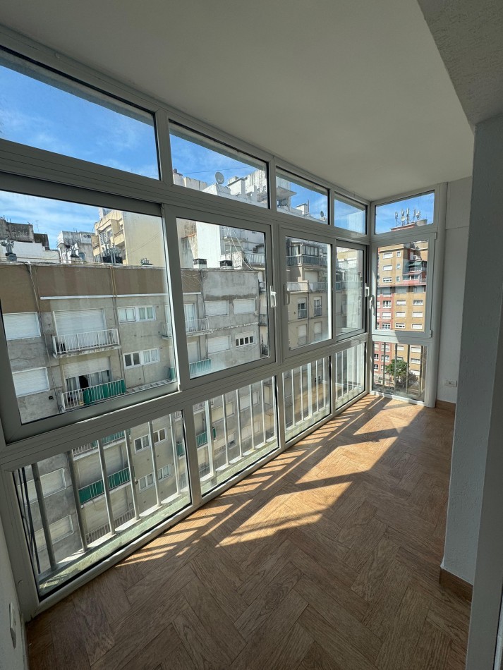 DEPARTAMENTO 4 AMBIENTES A LA CALLE CON BALCON TERRAZA CUBIERTO, LAVADERO Y VISTA PARCIAL LATERAL AL MAR