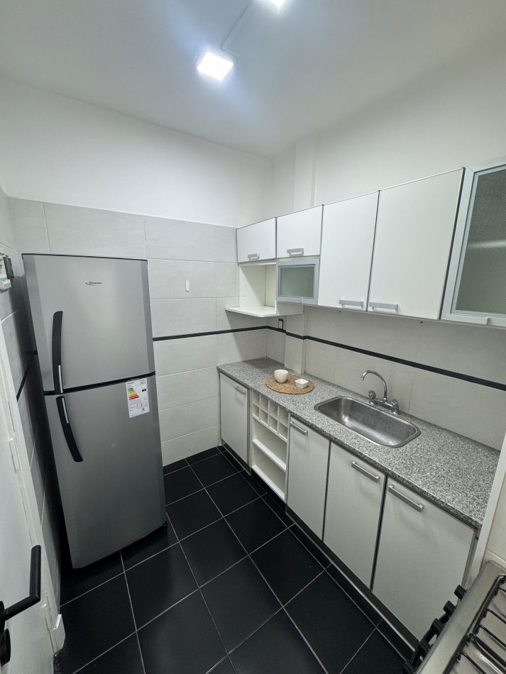 DEPARTAMENTO 4 AMBIENTES A LA CALLE CON BALCON TERRAZA CUBIERTO, LAVADERO Y VISTA PARCIAL LATERAL AL MAR