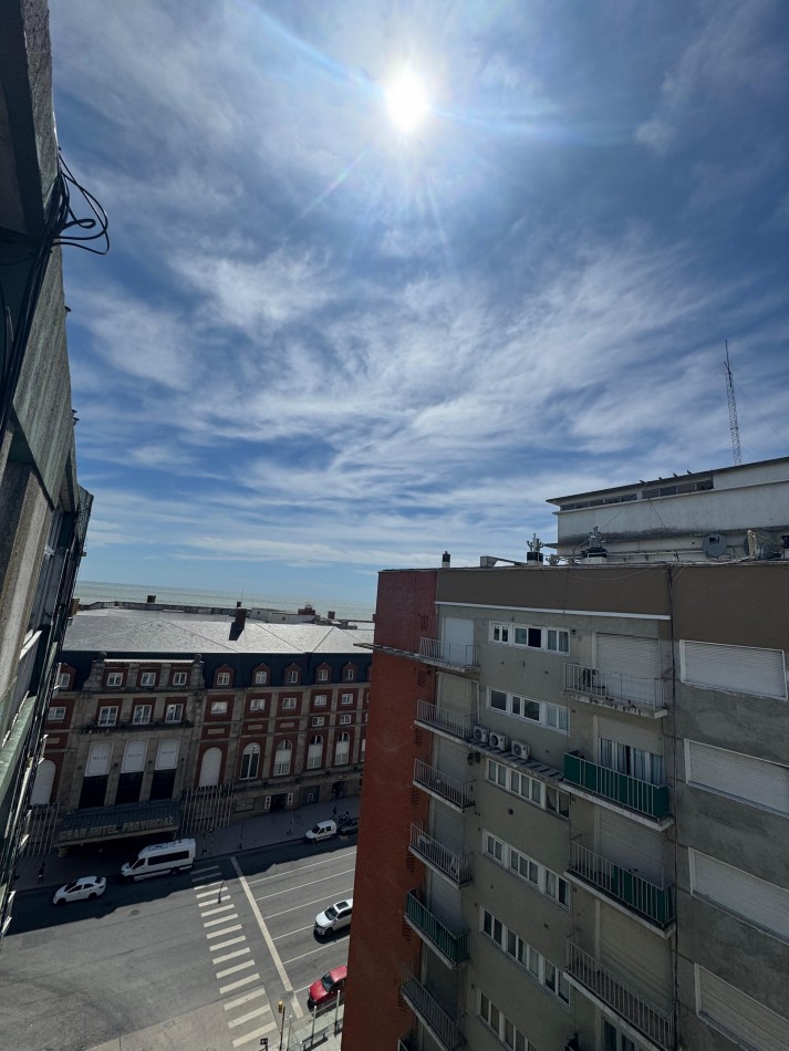DEPARTAMENTO 4 AMBIENTES A LA CALLE CON BALCON TERRAZA CUBIERTO, LAVADERO Y VISTA PARCIAL LATERAL AL MAR