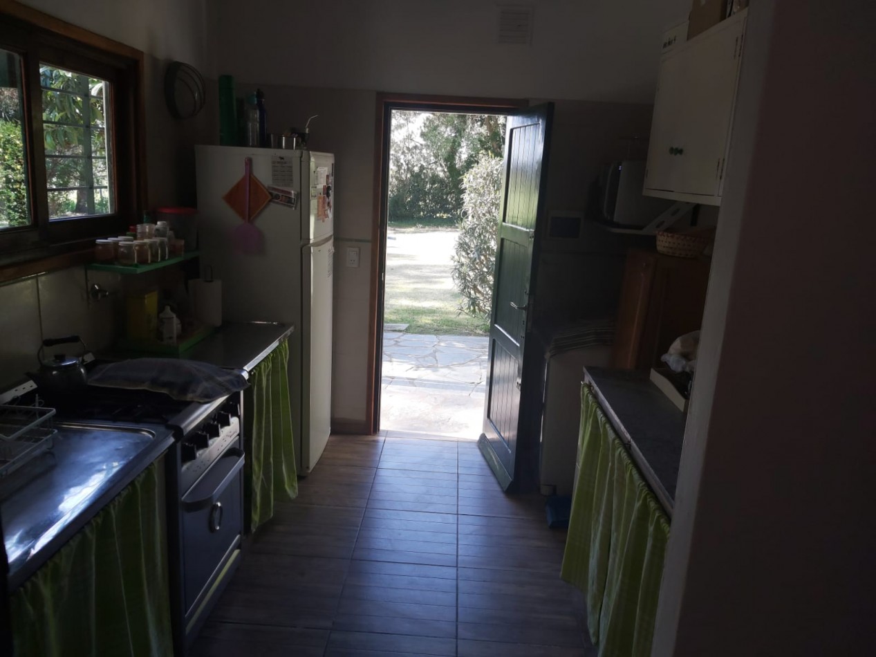 CASA DE 5 AMBIENTES CON AMPLIO PARQUE Y PILETA EN CHAPADMALAL VENDE Y PERMUTA