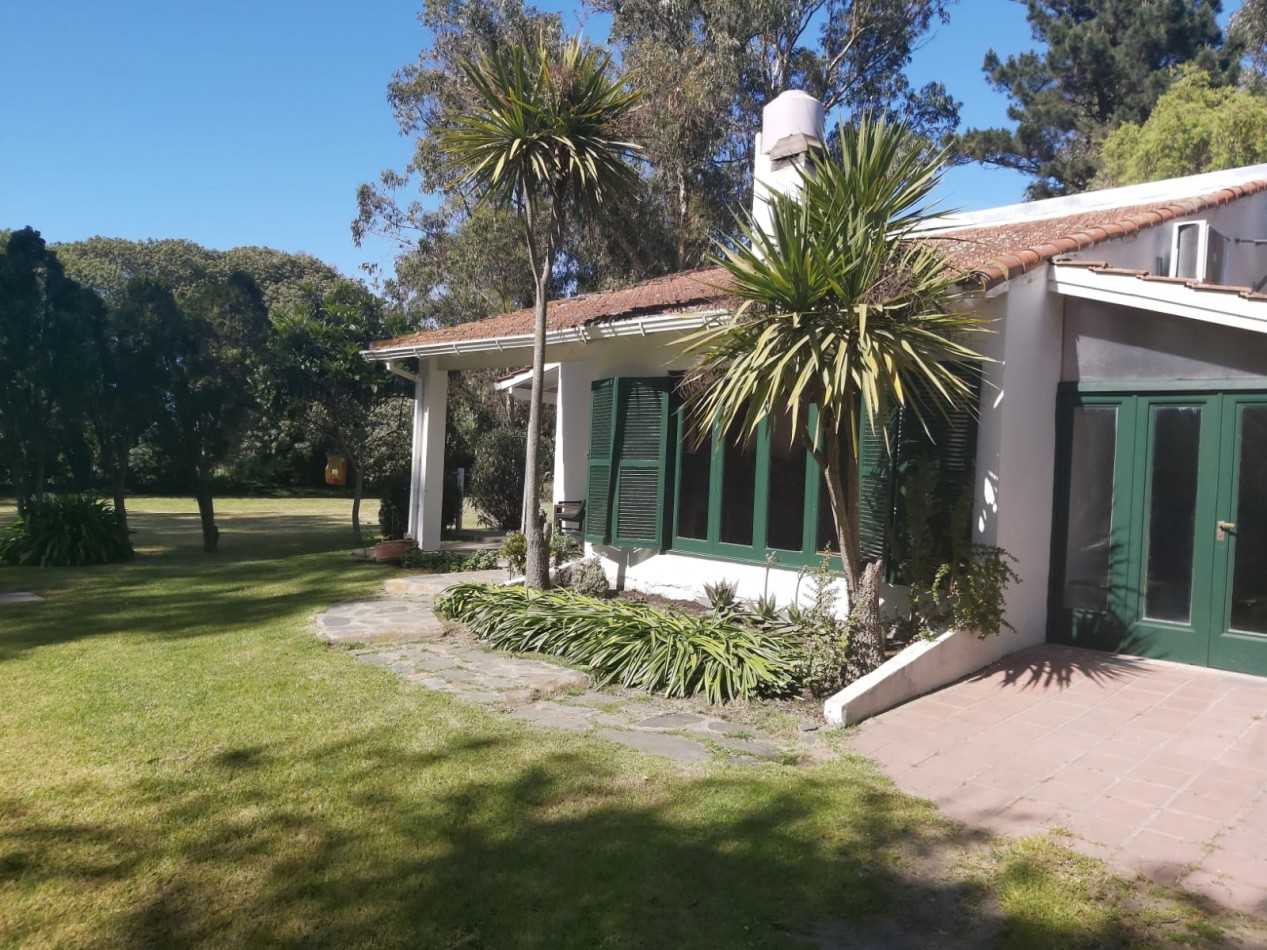 CASA DE 5 AMBIENTES CON AMPLIO PARQUE Y PILETA EN CHAPADMALAL VENDE Y PERMUTA