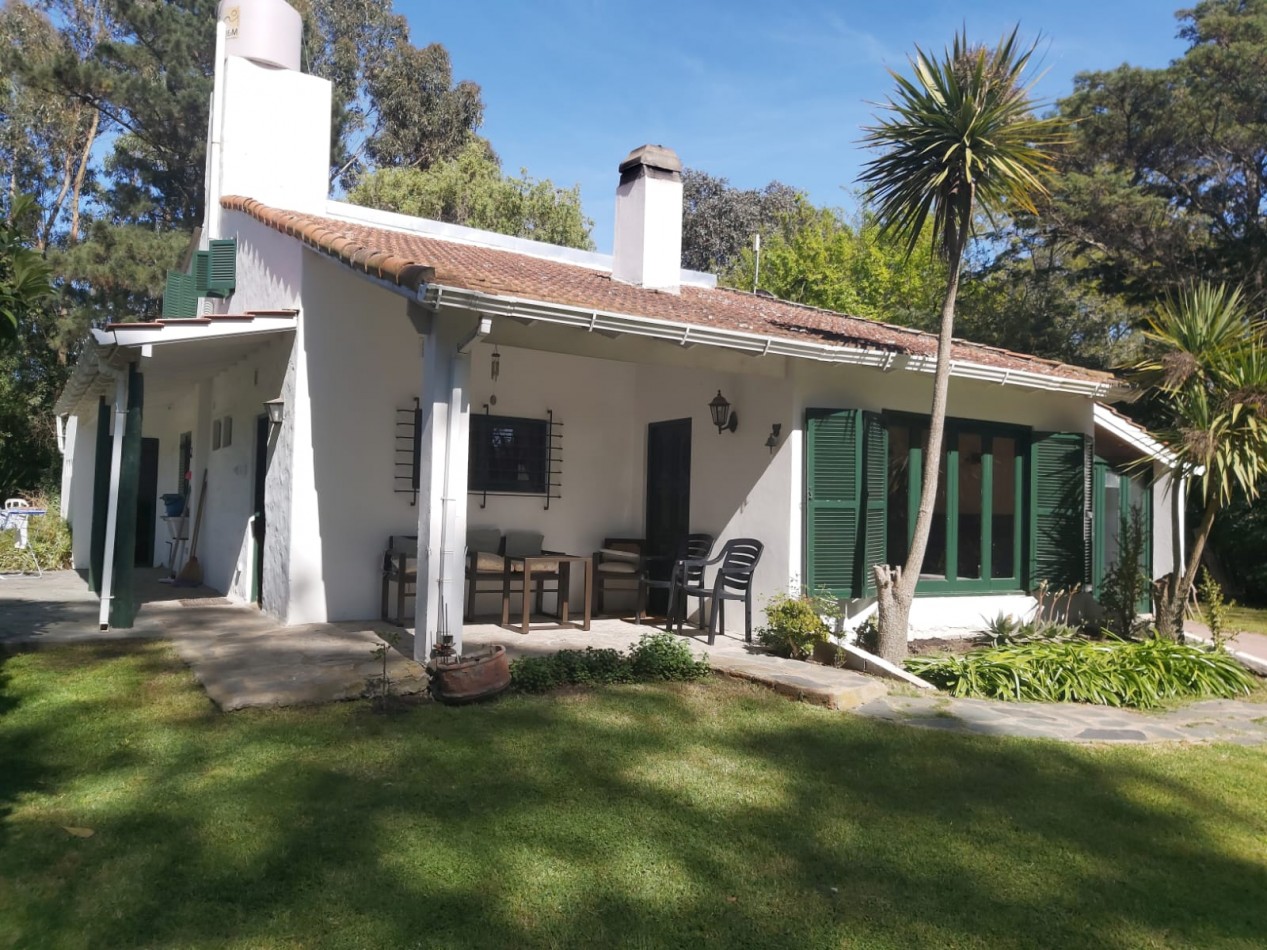 CASA DE 5 AMBIENTES CON AMPLIO PARQUE Y PILETA EN CHAPADMALAL VENDE Y PERMUTA