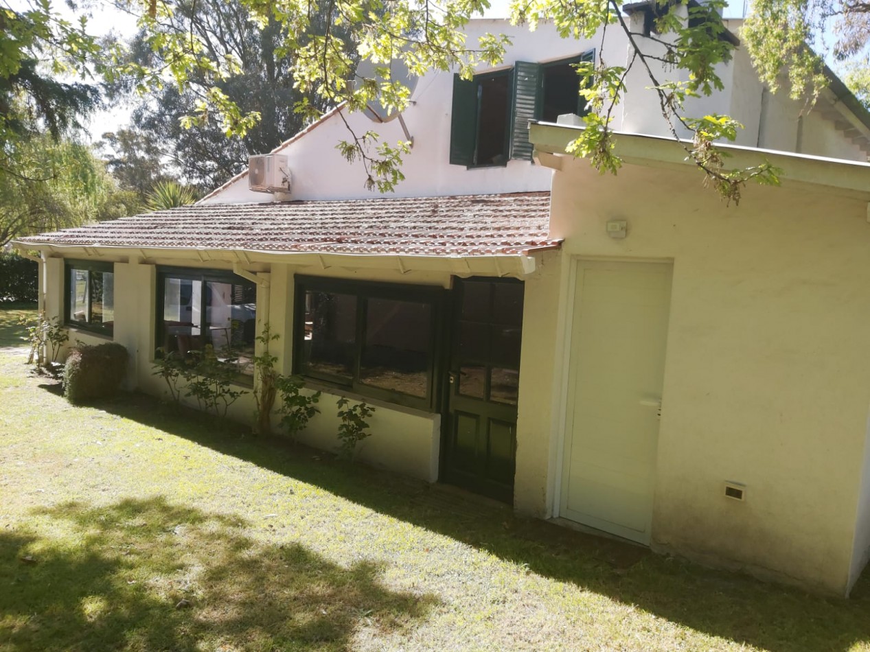 CASA DE 5 AMBIENTES CON AMPLIO PARQUE Y PILETA EN CHAPADMALAL VENDE Y PERMUTA