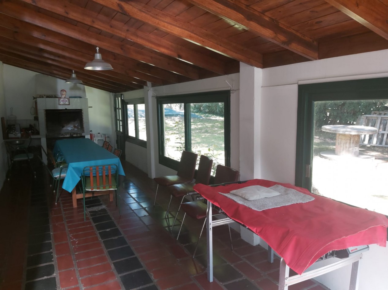 CASA DE 5 AMBIENTES CON AMPLIO PARQUE Y PILETA EN CHAPADMALAL VENDE Y PERMUTA