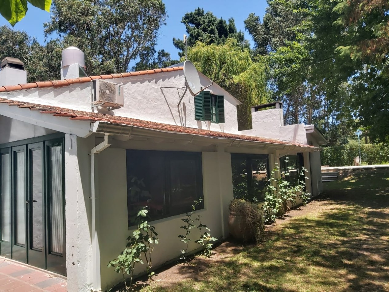 CASA DE 5 AMBIENTES CON AMPLIO PARQUE Y PILETA EN CHAPADMALAL VENDE Y PERMUTA