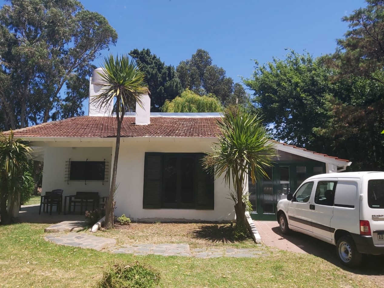 CASA DE 5 AMBIENTES CON AMPLIO PARQUE Y PILETA EN CHAPADMALAL VENDE Y PERMUTA