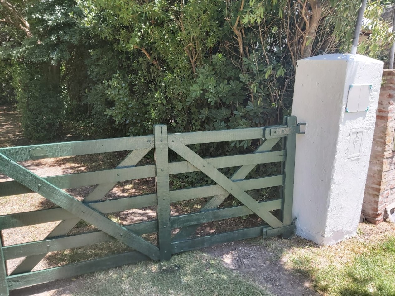CASA DE 5 AMBIENTES CON AMPLIO PARQUE Y PILETA EN CHAPADMALAL VENDE Y PERMUTA